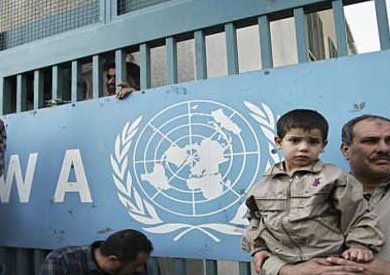 فلسطينيون يغلقون مقر الأونروا